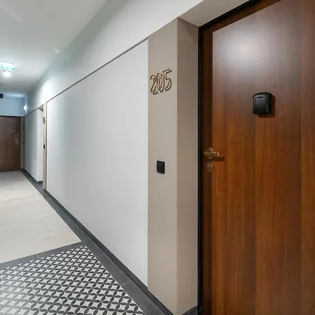 Boho Burgund Apart Z Balkonem I Parkingiem Niedaleko Centrum Lodzi By Renters Lodz