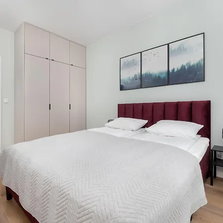 Boho Burgund Apart Z Balkonem I Parkingiem Niedaleko Centrum Lodzi By Renters Apartment